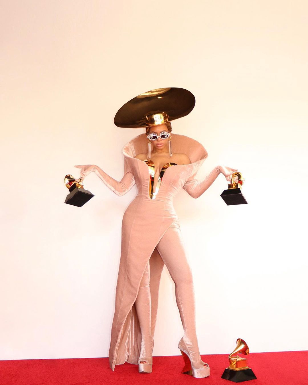 Spóźniona Beyonce zachwyciła na Grammy w trzech stylizacjach