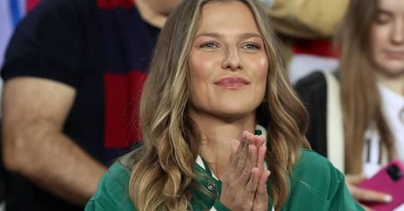 Odważny trend zalewa ulice. Spójrzcie na mikroskopijny sweter "Lewej"
