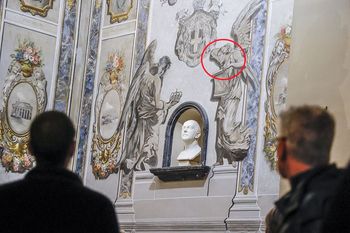 Tłumy we włoskiej bazylice chcą zobaczyć, czy anioł na fresku ma twarz pani premier