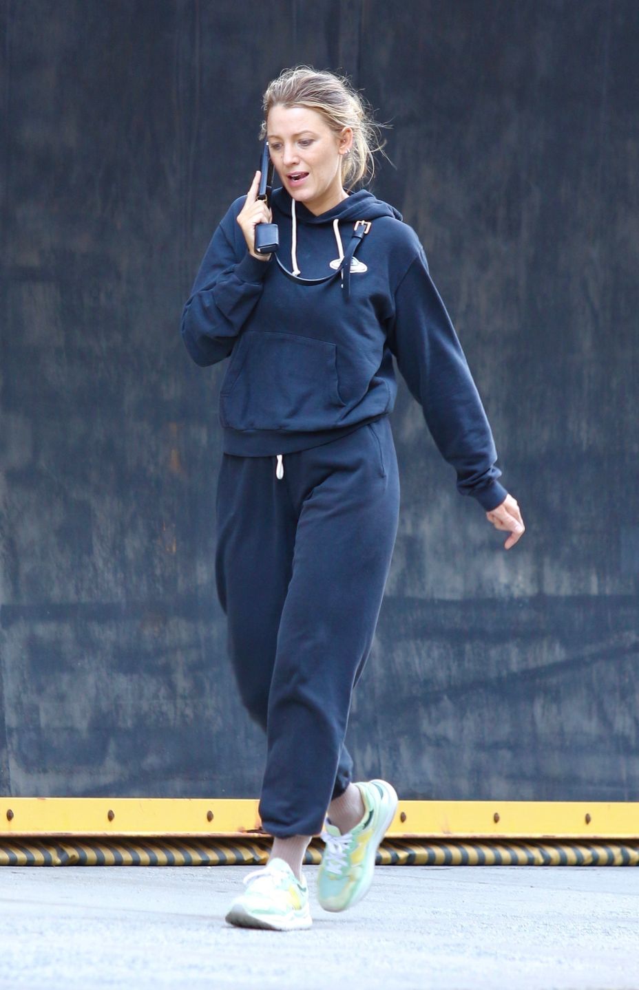 Naturalna Blake Lively na samotnym spacerze