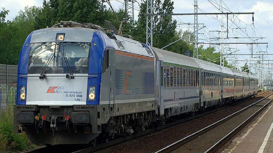 Warszawa-Poznań. Nie jest łatwo pokonać tę trasę pociągami PKP. Pasażerowie obawiają się, że spółka chce ich przesadzić do samochodów 