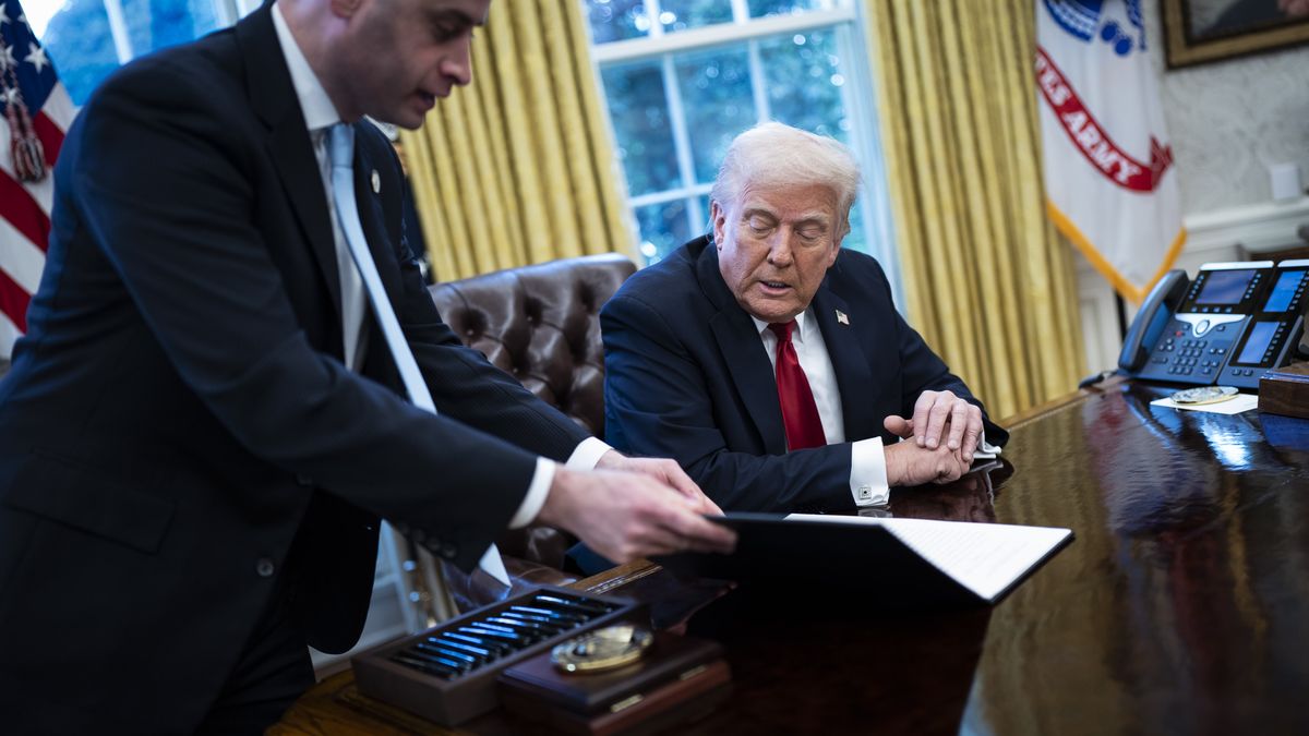Washington, DC - March 26 : President Donald J Trump signs an executive order related to auto tariffs in the Oval Office at the White House on Wednesday, March 26, 2025 in Washington, DC. (Photo by Jabin Botsford/The Washington Post via Getty Images)