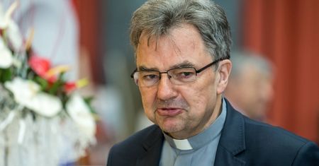 Uczy religii po zmianie płci. Radio Maryja oburzone sprawą z Fryburga