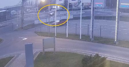 Dosłownie przeleciał nad rondem w Pile. I to nie był koniec. Nagranie