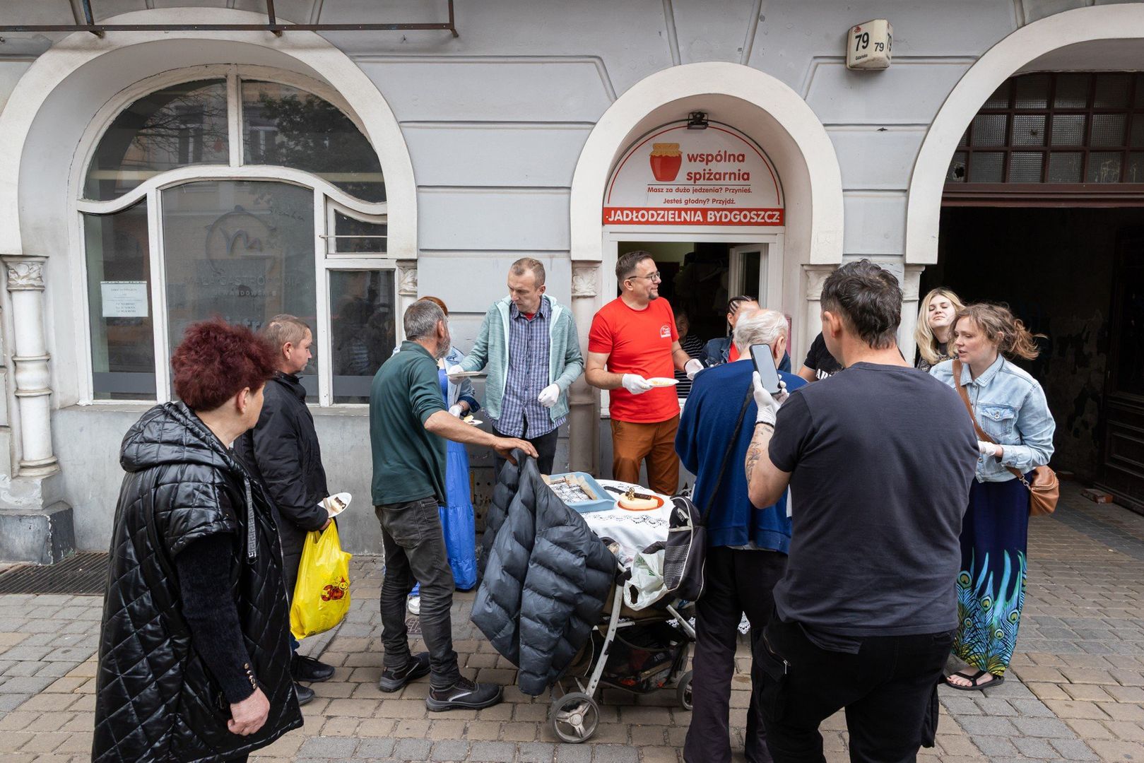 Wspólna Spiżarnia w Bydgoszczy - to tony uratowanego jedzenia i pomoc tysiącom osób w kryzysie. W poniedziałek, 16 czerwca, jadłodzielnia świętowała ósme urodziny. Nie zabrakło okolicznościowego tortu. 