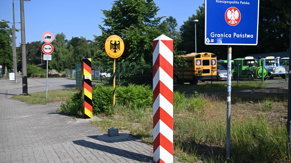 Marcin Bielecki
bezpiecze�stwo, dwuj�zyczne, dwunarodowe, funkcjonariusze policji, granica pa�stwa, Niemcy, niemiecka, obszar przygraniczny, patrol policyjny, patrole, patrole policyjne, policja, policjanci, Polska, polsko-niemiecka, polsko-niemieckie, polsko-niemieckie patrole, s�up graniczny, s�upy graniczne, s�u�ba, teren przygraniczny, tereny przygraniczne, wsp�lne, wsp�praca