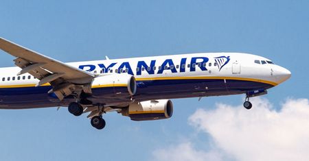 "Zaszczep się i leć". Nowa kontrowersyjna reklama linii Ryanair
