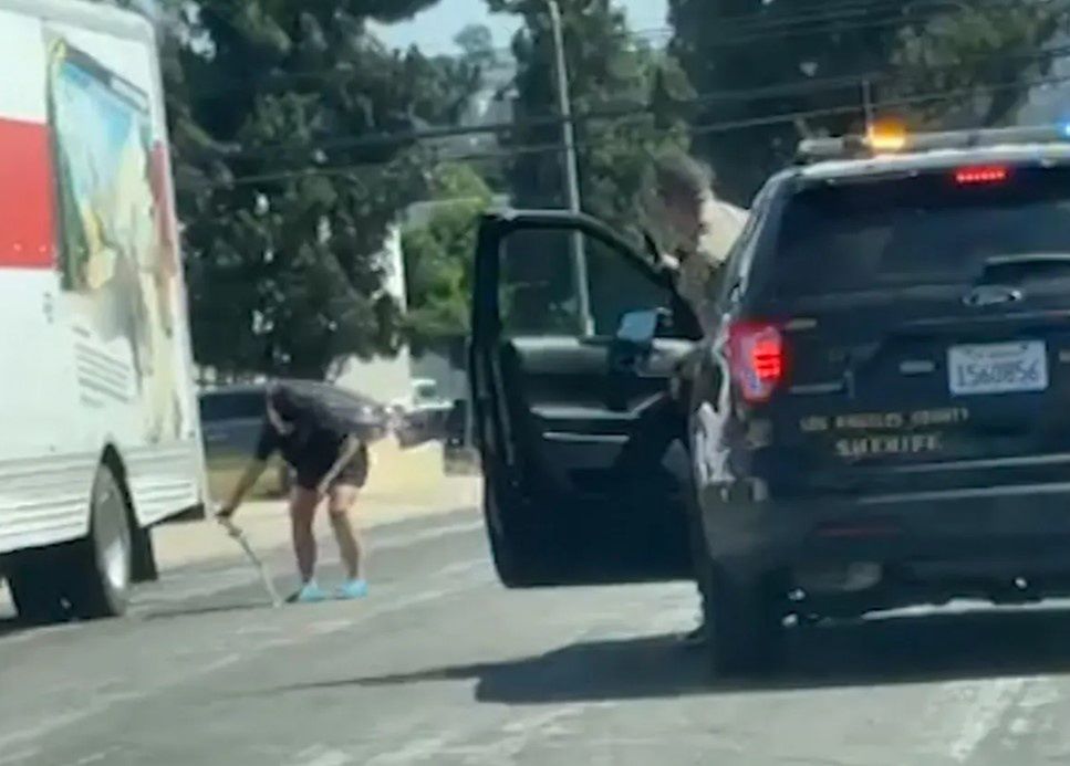 Kobieta szła ulicą z samurajskim mieczem. We wskazanym domu policja odnalazła ciało.