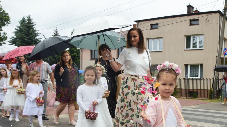 Tradycyjnie, podczas procesji Bożego Ciała w Suchedniowie dziewczynki sypały kwiaty.