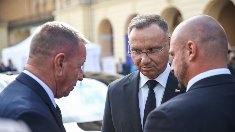 Krynica-Zdrój, 19.09.2024. Prezydent RP Andrzej Duda (C) po wystąpieniu w drugim dniu Krynica Forum 2024 ph. "Empowering the Region", 19 bm. w Krynicy-Zdroju. Obok zastępca szefa BBN Mirosław Wiklik (L) i szef Biura Bezpieczeństwa Narodowego Jacek Siewiera (P). Krynica Forum 2024 to ponad 40 paneli tematycznych z udziałem 150 prelegentów i kilku tysięcy uczestników. Wykłady, podzielone zostały na cztery ścieżki tematyczne: bezpieczeństwo i odporność, biznes i rozwój, samorząd i społeczeństwo, geopolityka i ekonomia. (mr) PAP/Łukasz Gągulski