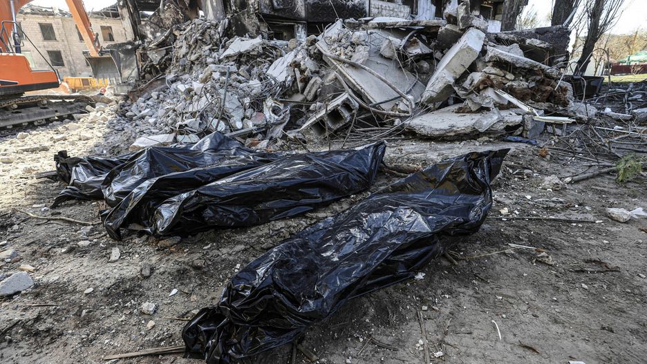 Wojna w Ukrainie - sytuacja w Kijowie i okolicachKYIV, UKRAINE - APRIL 15: Body bags are seen in front of the damaged building during debris removal works in progress in the Borodyanka region of Kyiv, Ukraine on April 15, 2022. Metin Aktas / Anadolu Agency/ABACAPRESS.COMAA/ABACA
