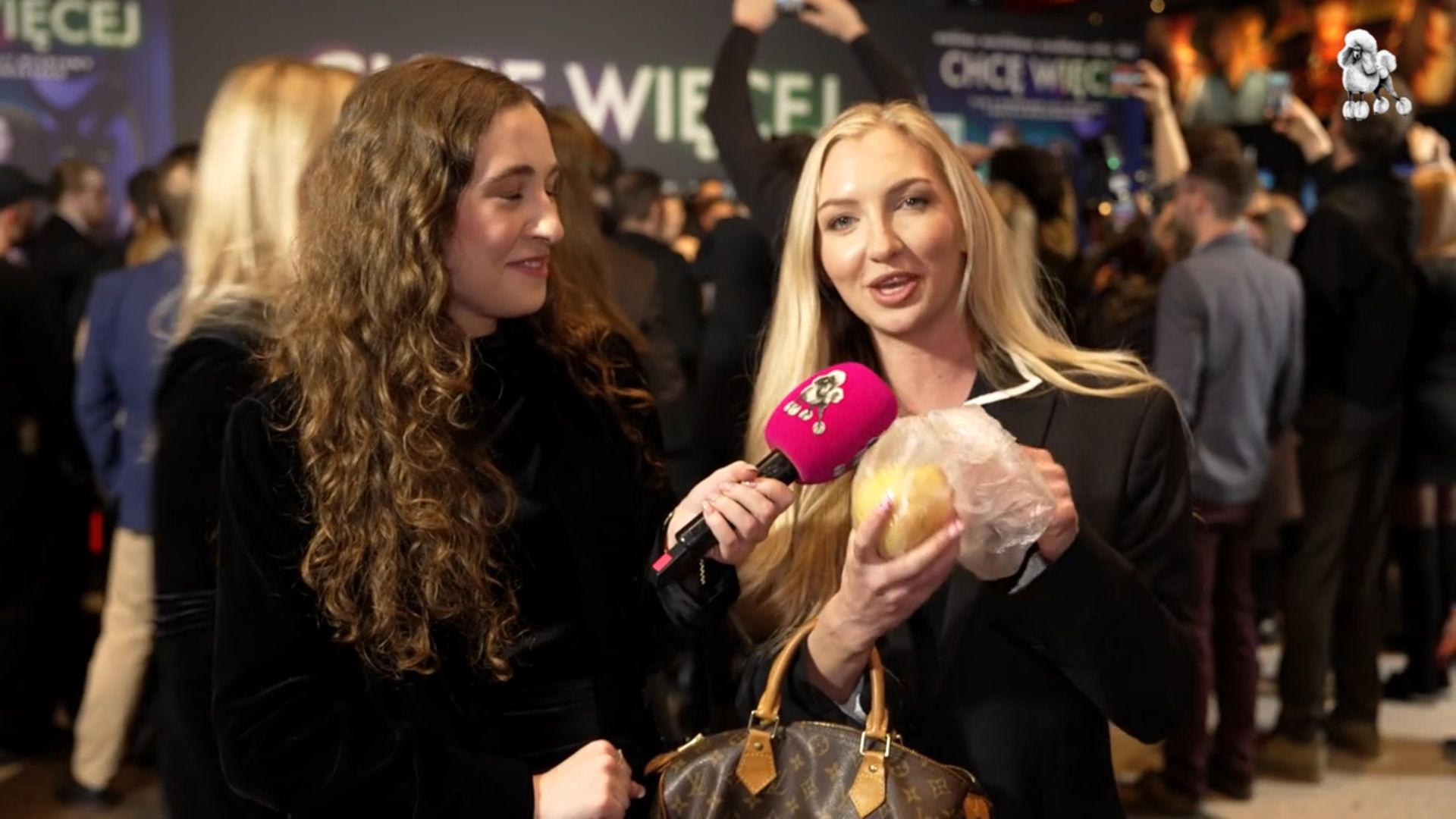 Martirenti spróbowała przysmaku dla koni. Teraz się tłumaczy