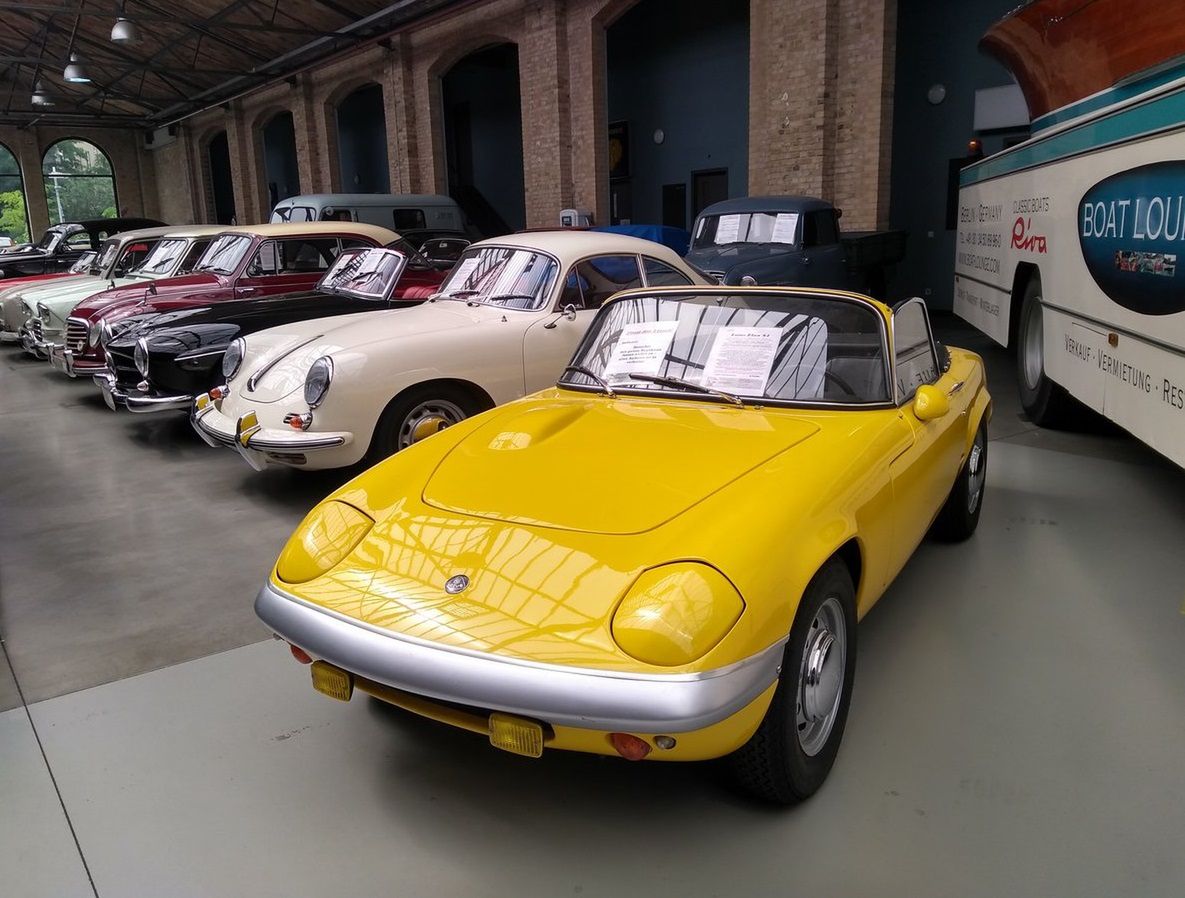 Lotus Elan w towarzystwie Porsche 356 - takie rzeczy tylko w Classic Remise.