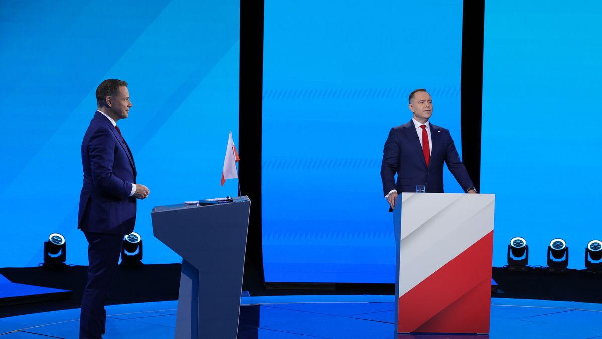 Warszawa, 23.05.2025. Wybory Prezydenta RP 2025 - kampania przed II turą. Kandydat Komitetu Obywatelskiego, popierany przez PiS prezes IPN Karol Nawrocki (P) i kandydat KO w wyborach prezydenta RP, prezydent Warszawy Rafał Trzaskowski (L) na debacie przed II turą wyborow prezydenta RP, transmitowanej przez trzy ogólnopolskie stacje ? TVP, TVN i Polsat, w Warszawie, 23 bm. (ad) PAP/Paweł Supernak