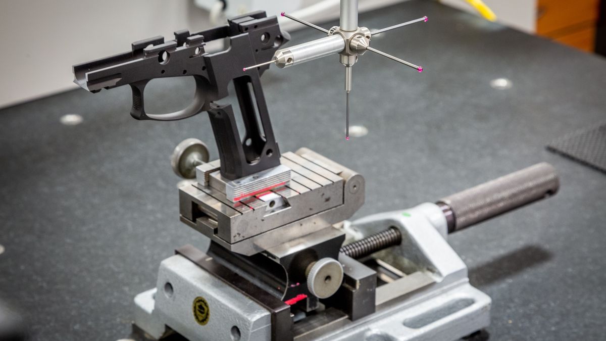 Wnętrze hali produkcyjnej radomskiej Fabryki Broni "Łucznik".