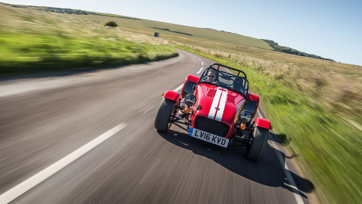 Napędzany jest on znanym znanym m.in. z Forda Focusa motorem 1.6 Ti-VCT. Najnowsza odmiana Caterhama osiąga 100 km/h w 4,8 s i prędkość maksymalną 203 km/h. Za auto trzeba zapłacić 25 tys. funtów, czyli 4500 funtów więcej od niższego modelu. Jest to jednocześnie równowartość 126 tys. zł.
