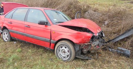 Wypadek samochodu osobowego – wypadł za barierki