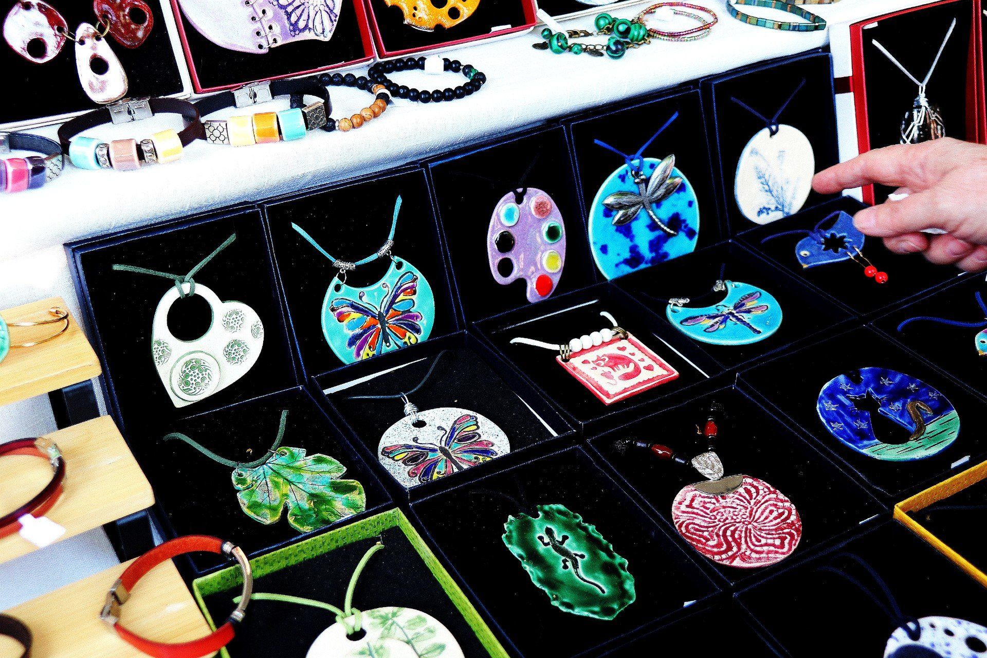 Rękodzielnicy i twórcy prezentują swoje dzieła podczas Święta Paniagi w Rzeszowie.