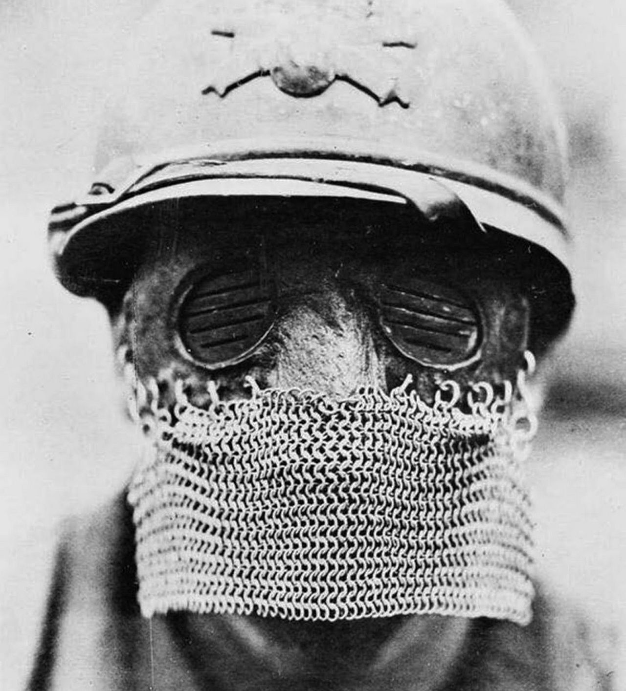 Żołnierz z maską osłaniającą twarz