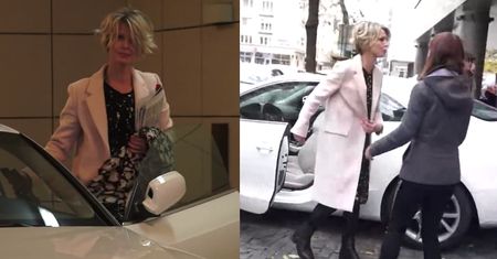 Mołek wysiada z samochodu, żeby zapozować z fanką