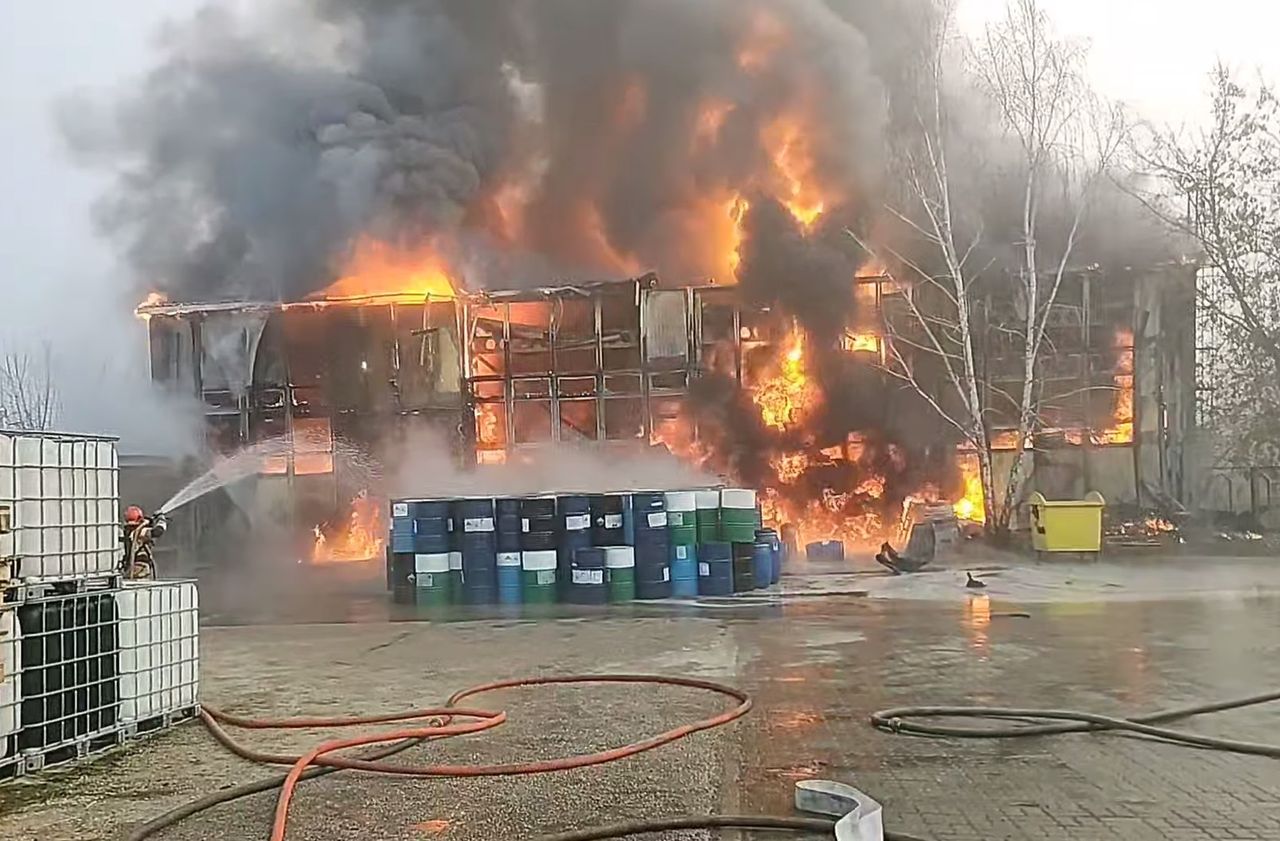 Ogromny pożar hali na Mazowszu. Ucierpiał strażak