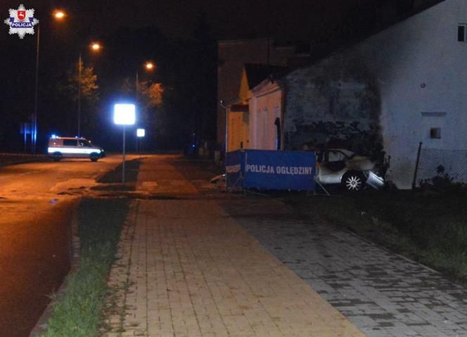 Lexus uderzył w budynek. Kierowca nie żyje [ZDJĘCIA]
