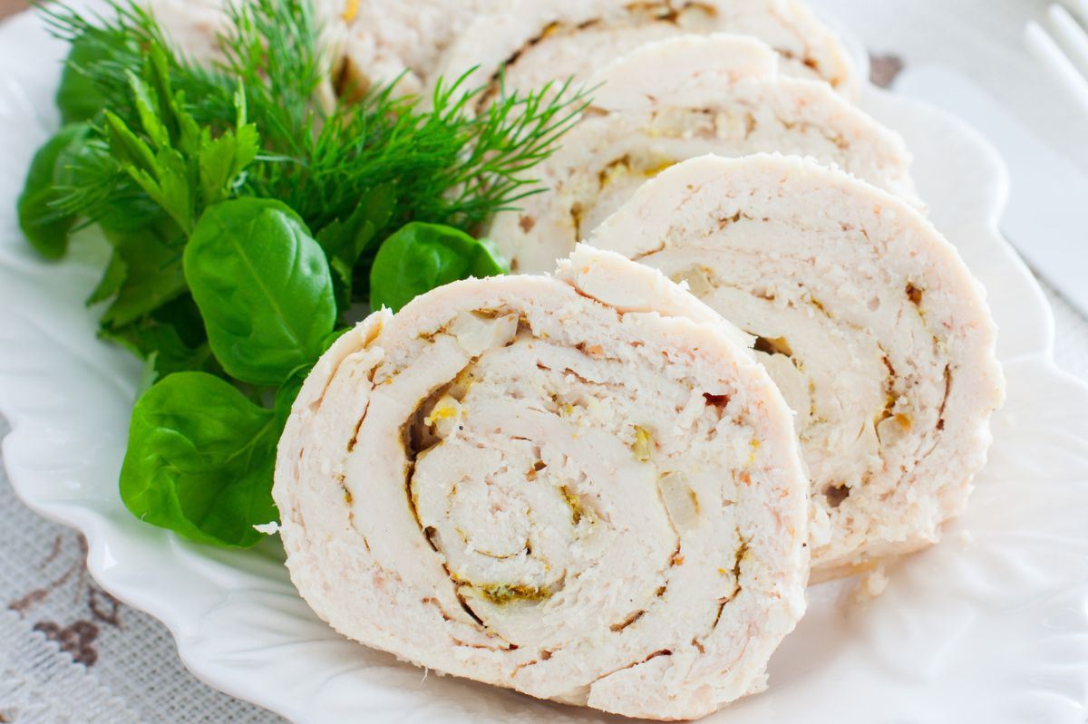 Zawijam w roladkę i zapiekam. Dział z wędlinami omijam z daleka