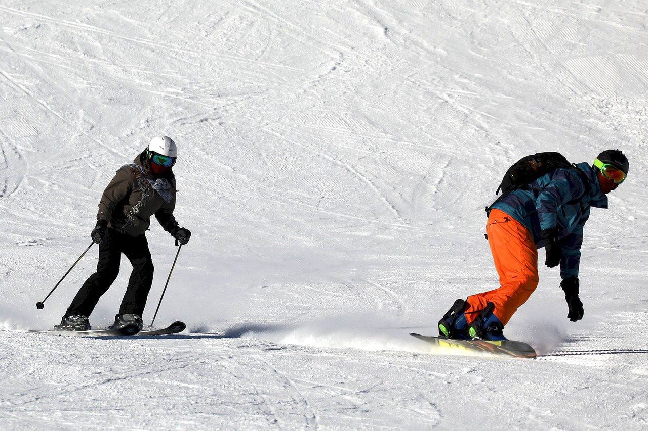 Poszukiwany snowboardzista w zielono-czarnej kurtce. Na stoku spowodował groźny wypadek