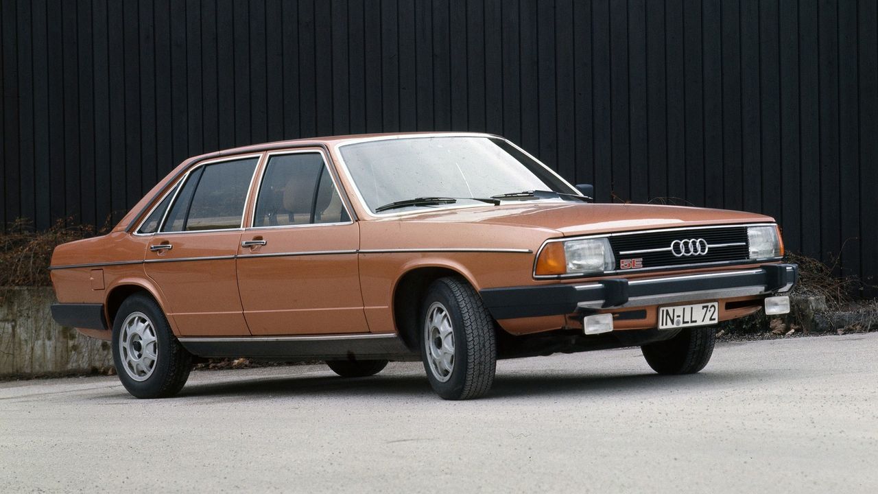 Audi 100 C2 - pierwszy samochód Audi z 5-cylindrowym silnikiem