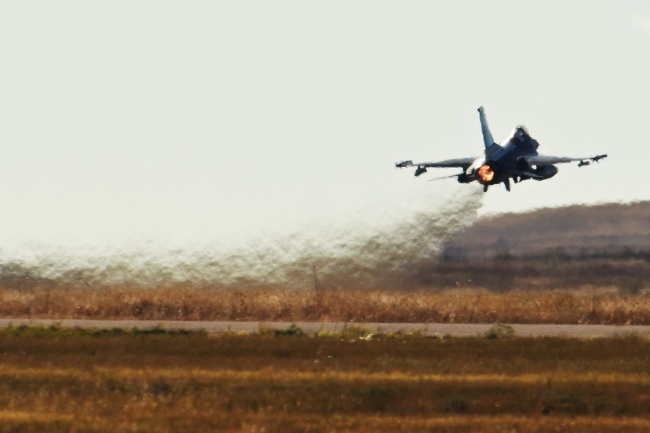 Wkrótce dotrą do celu. F-16 są już gotowe do szarży