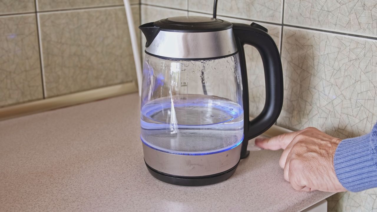 Czy wodę w czajniku można gotować drugi raz? Wyjaśnijmy to raz na zawsze
