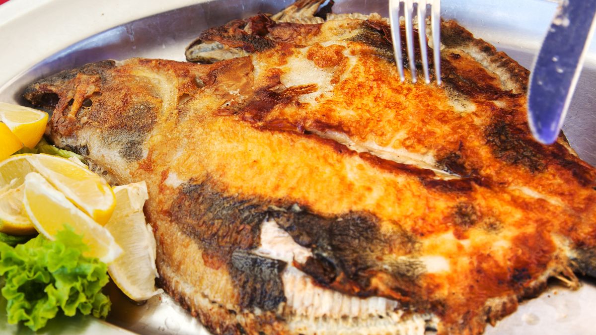 Smażony turbot ma delikatne i soczyste mięso