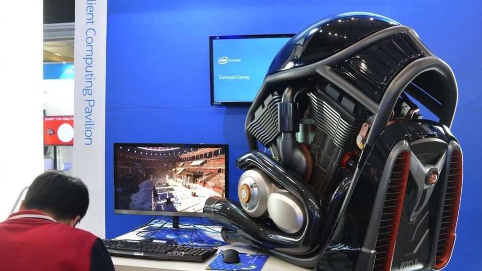 Proud of Blood: zachwycające, gigantyczne obudowy inspirowane motocyklami Harley-Davidson 1