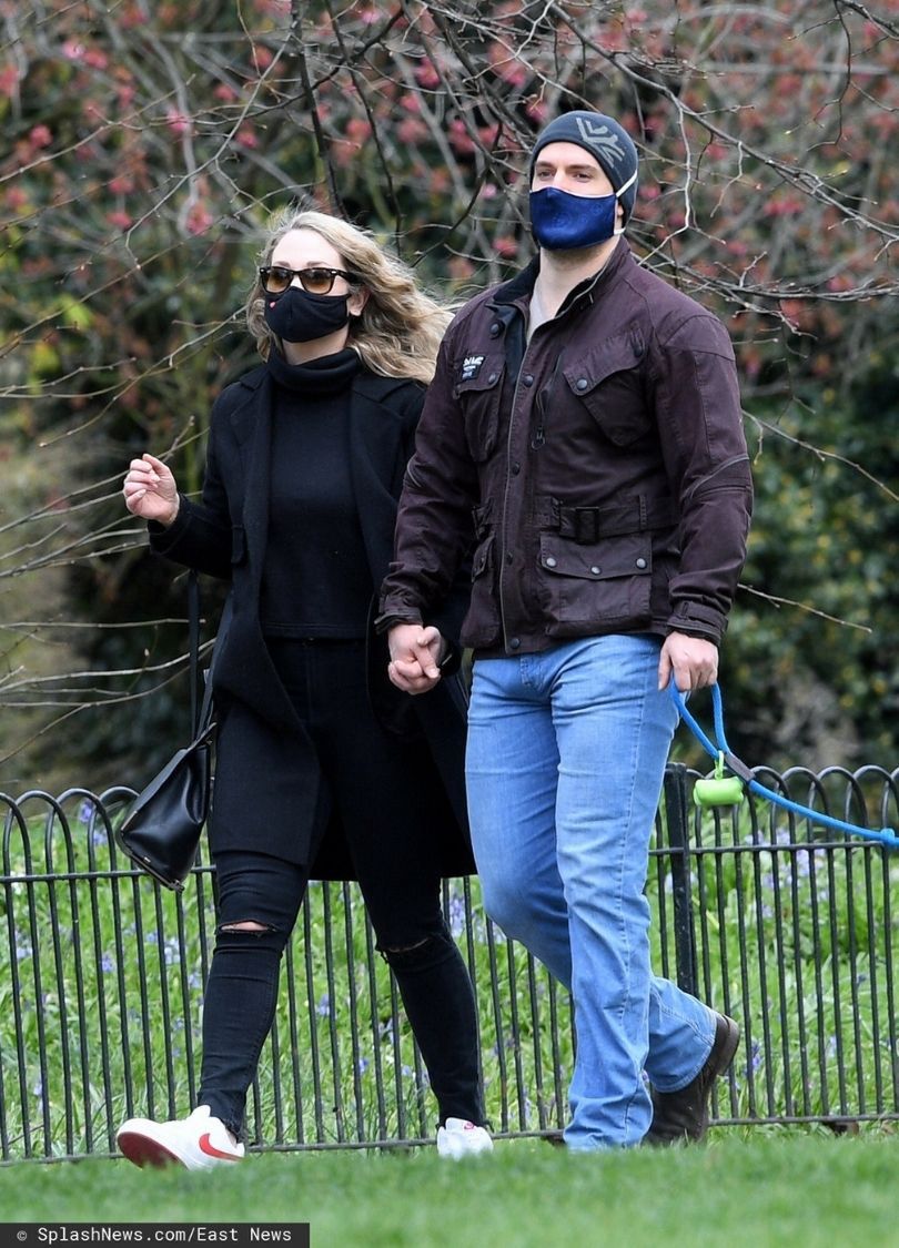 Henry Cavill spaceruje z psem i nową ukochaną