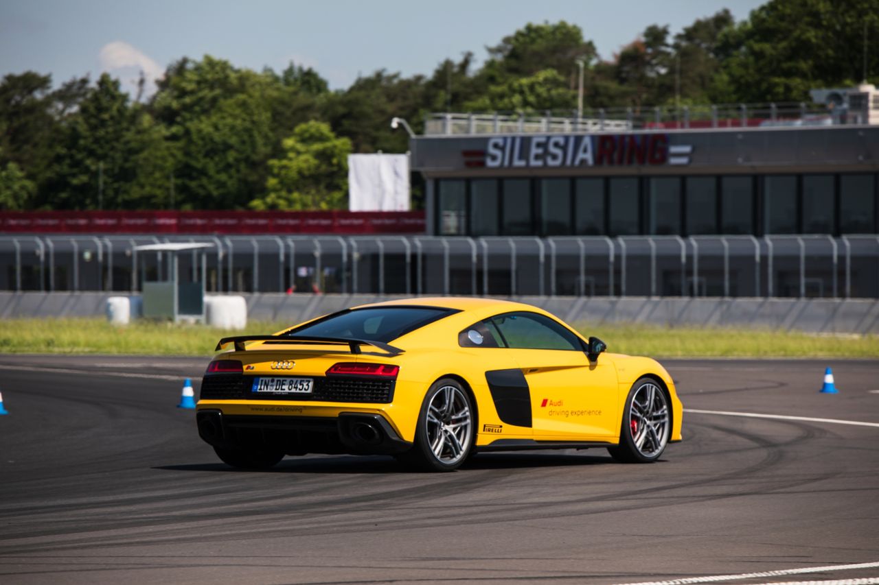 Test na torze Audi R8 Performance: bestia, którą łatwo oswoić