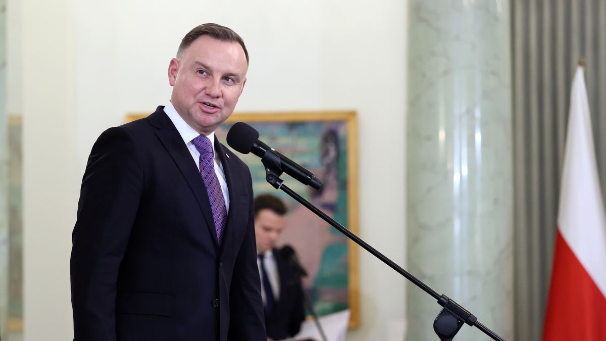 Warszawa, 15.11.2021. Prezydent RP Andrzej Duda podczas uroczystości wręczenia prezydentowi Międzynarodowego Komitetu Olimpijskiego Thomasowi Bachowi Orderu Zasługi Rzeczypospolitej Polskiej, w Pałacu Prezydenckim, 15 bm. (paw) PAP/Leszek Szymański