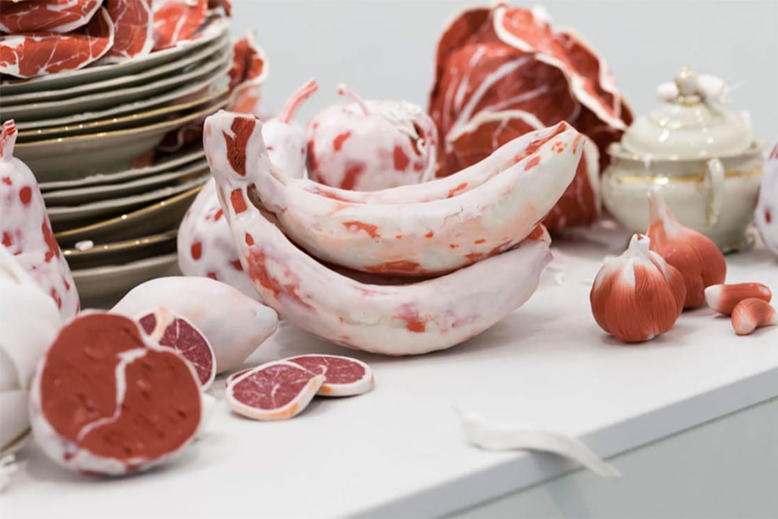 Roni Landa sfotografowała interesującą martwą naturę, zrobioną z... mięsa?!