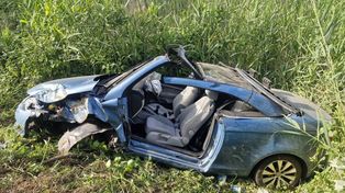 Ryki: Kierowca zasłabł za kółkiem. Auto uderzyło w drzewo, dachowało i wpadło do stawu