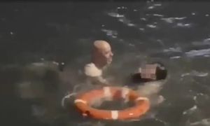 Akcja w Hongkongu. Dyrektor Rossmanna uratował kobietę przed utonięciem