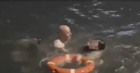 Akcja w Hongkongu. Dyrektor Rossmanna uratował kobietę przed utonięciem