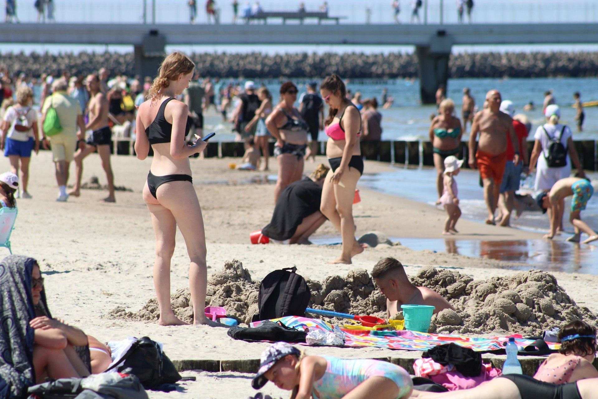 Wakacyjny czwartek na plaży w Kołobrzegu
