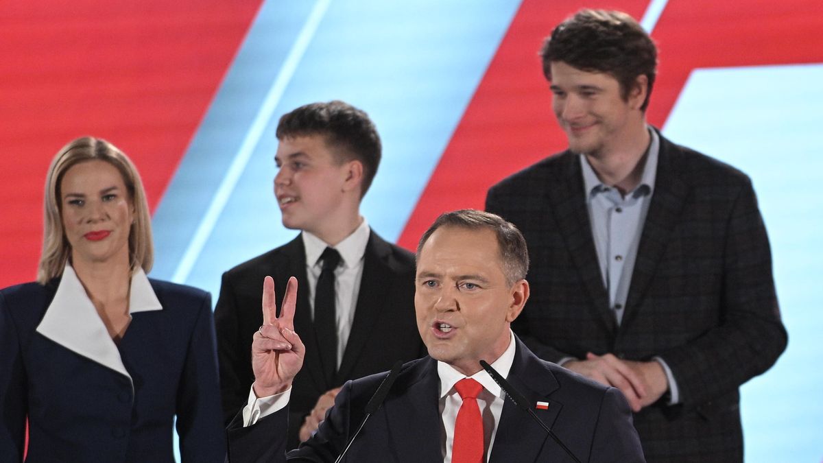 Karol Nawrocki z rodzin�
Warszawa, 01.06.2025. Wybory prezydenta RP - II tura. Kandydat Komitetu Obywatelskiego, popierany przez PiS prezes IPN Karol Nawrocki (front) z �on� Mart� (L) oraz synami Antonim (C) i Danielem (P) w swoim sztabie wyborczym, 1 bm. w Warszawie. Zako�czy�o si� g�osowanie w II turze wybor�w prezydenta RP. (mr) PAP/Marcin Obara
Marcin Obara
II, II tura, koniec ciszy wyborczej, prezydenckie, prezydenta rp, reakcja, reakcje, sztab, wybory, wynik, polityk, wiecz�r wyborczy