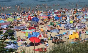 Apogeum sezonu na Mierzei Wiślanej. Tak gęsto od ludzi, że końca nie widać