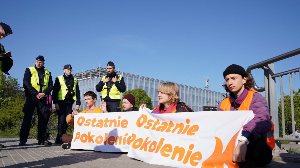 Blokada Mostu ?wi?tokrzyskiego przez aktywist�w Ostatnie Pokolenie
26.04.2024 Warszawa. Blokada Mostu Swietokrzystkiego przez aktywistow Ostatniego Pokolenia fot. Marysia Zawada/REPORTER
Marysia Zawada/REPORTER