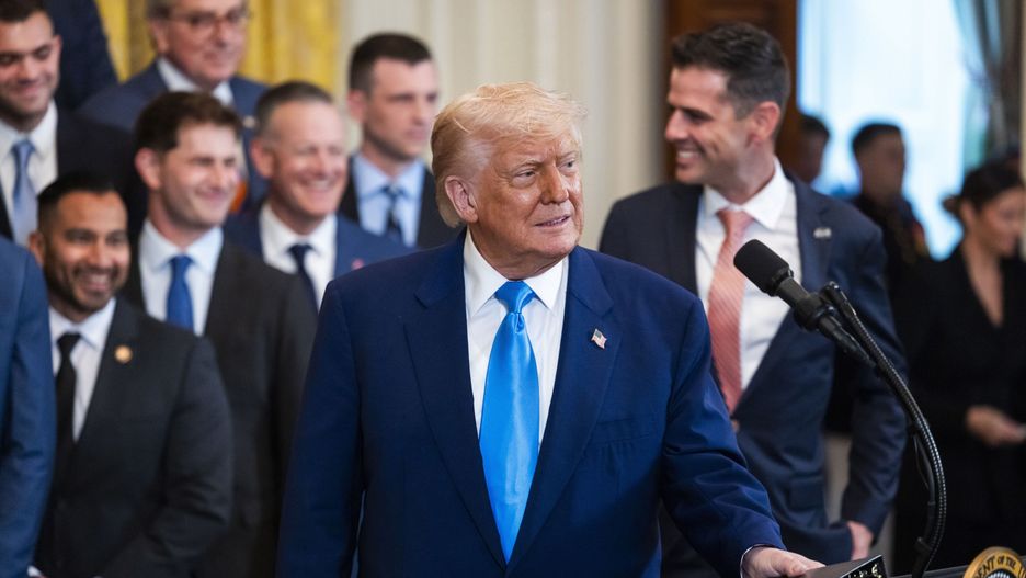 President Trump welcomes the 2025 NCAA Men's College Basketball Champions to the East Room
epa12124059 US President Donald Trump welcomes the 2025 NCAA Men's College Basketball Champions, the University of Florida Gators, to the East Room of the White House in Washington, DC, USA, 21 May 2025.  EPA/JIM LO SCALZO / POOL 
Dostawca: PAP/EPA.
JIM LO SCALZO / POOL
athletes