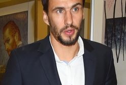 Starszy syn Jarosława Bieniuka opiekuje się małym braciszkiem. Uroczy widok