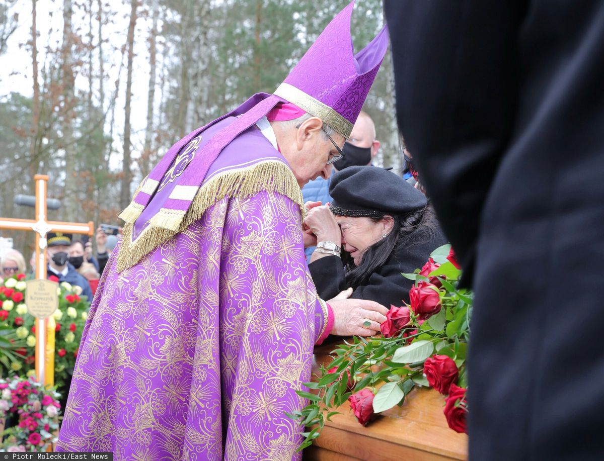 Biskup Antoni Długosz podczas pogrzebu Krzysztofa Krawczyka pocieszał wdowę.
