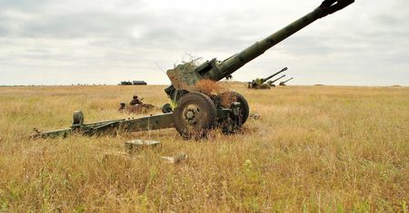 Wygląda jak stara armatohaubica D-20. To pułapka na rosyjską artylerię