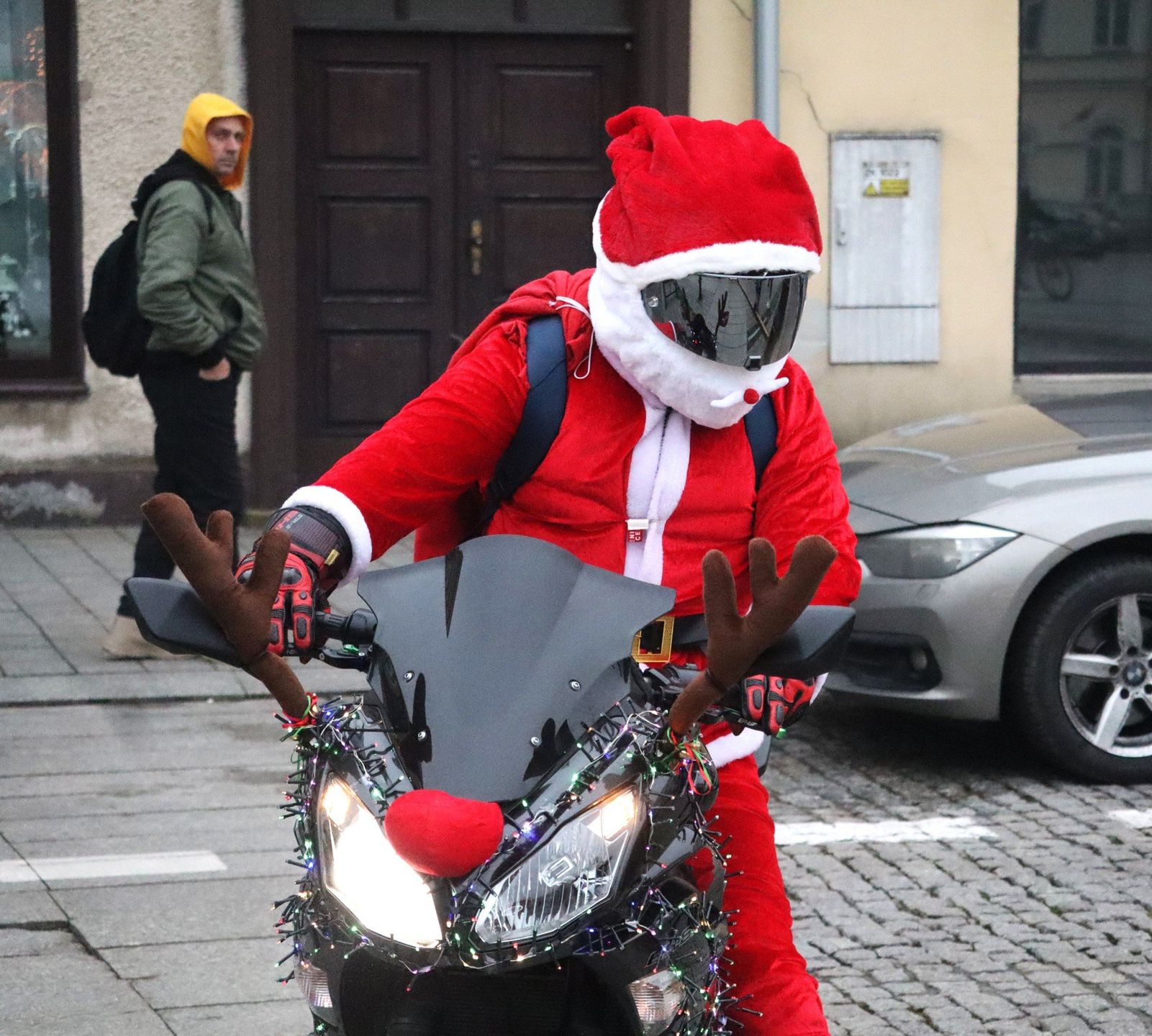 Magiczny dzień w Oświęcimiu. W sercu miasta pojawił się święty Mikołaj z żywymi reniferami