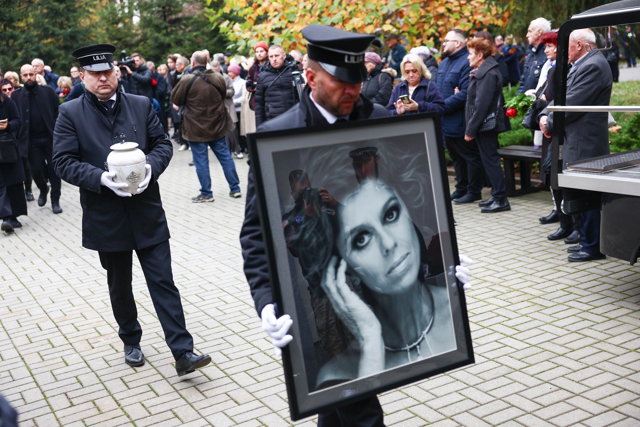 Art Service
cmenatrz, El�bieta Zaj�c�wna, pogrzeb, pogrzebowe, urna